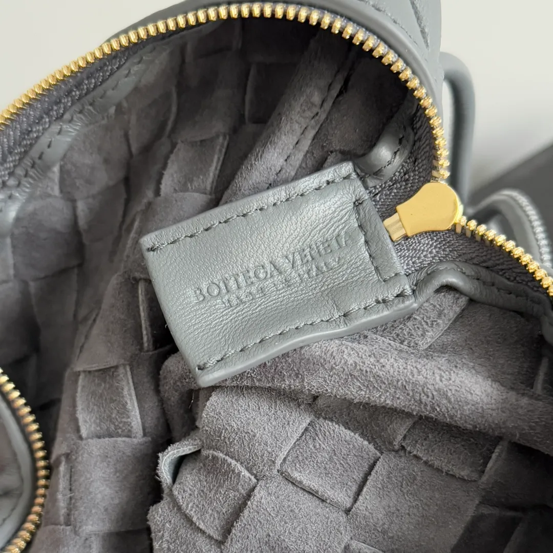 Batch 1260 𝗕𝗼𝘁𝘁𝗲𝗴𝗮 𝗩𝗲𝗻𝗲𝘁𝗮———— The latest version of the loop camera bag💥 at BV’s King of Cost-Effectiveness counter, large woven texture➕As always, ultra-high-quality lambskin, with zippers and adjustable drawstrings, it is especially suitable for the belly💫It can hold anything, and it is very light in weight, suitable for🈴️girls of all ages, size: 22*15*8cm, style number: 680255